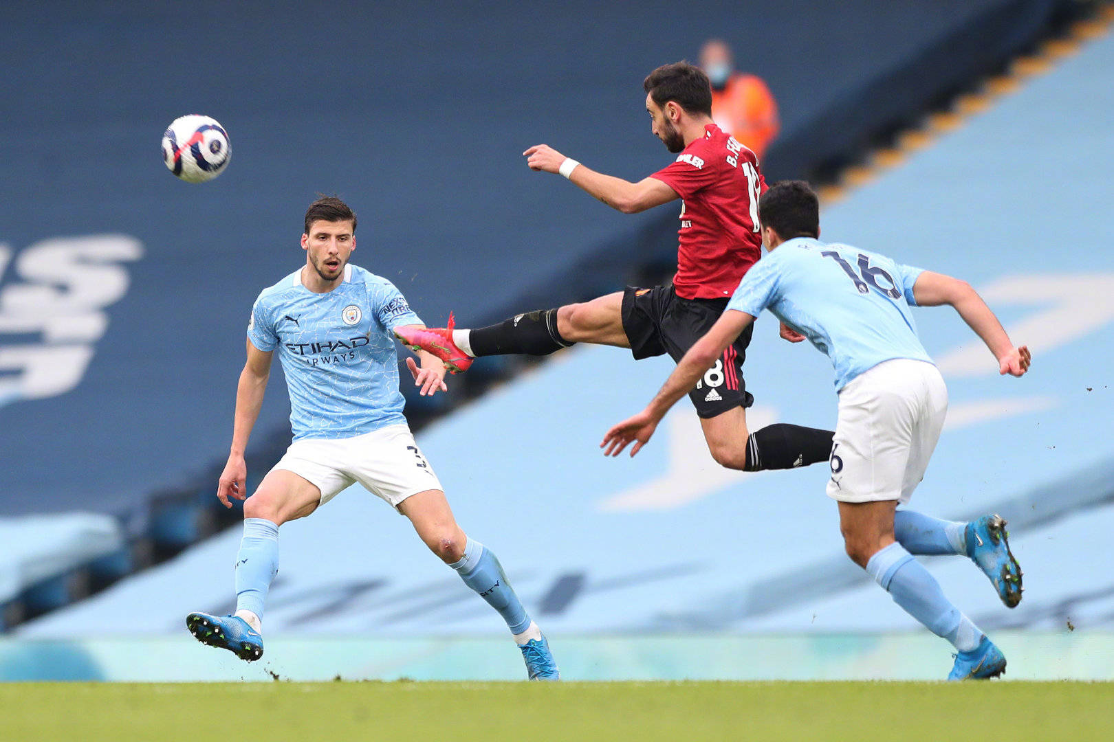 穆古鲁扎爆冷击败曼联，精彩发挥引爆全场！